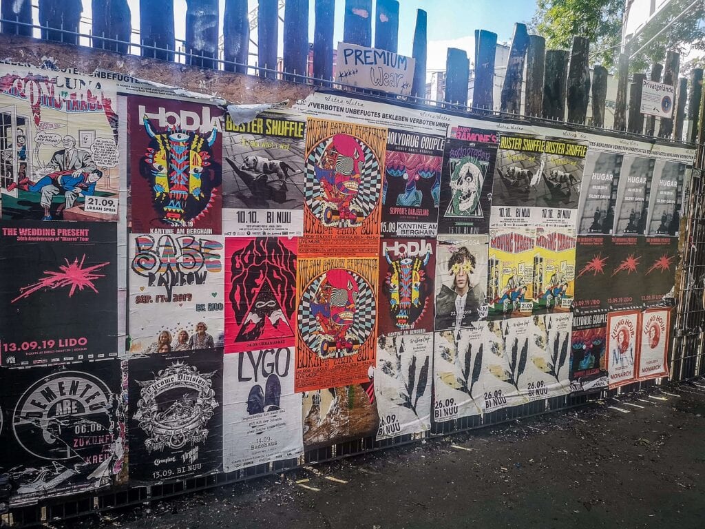 RAW Berlin - widok plakatów na płocie