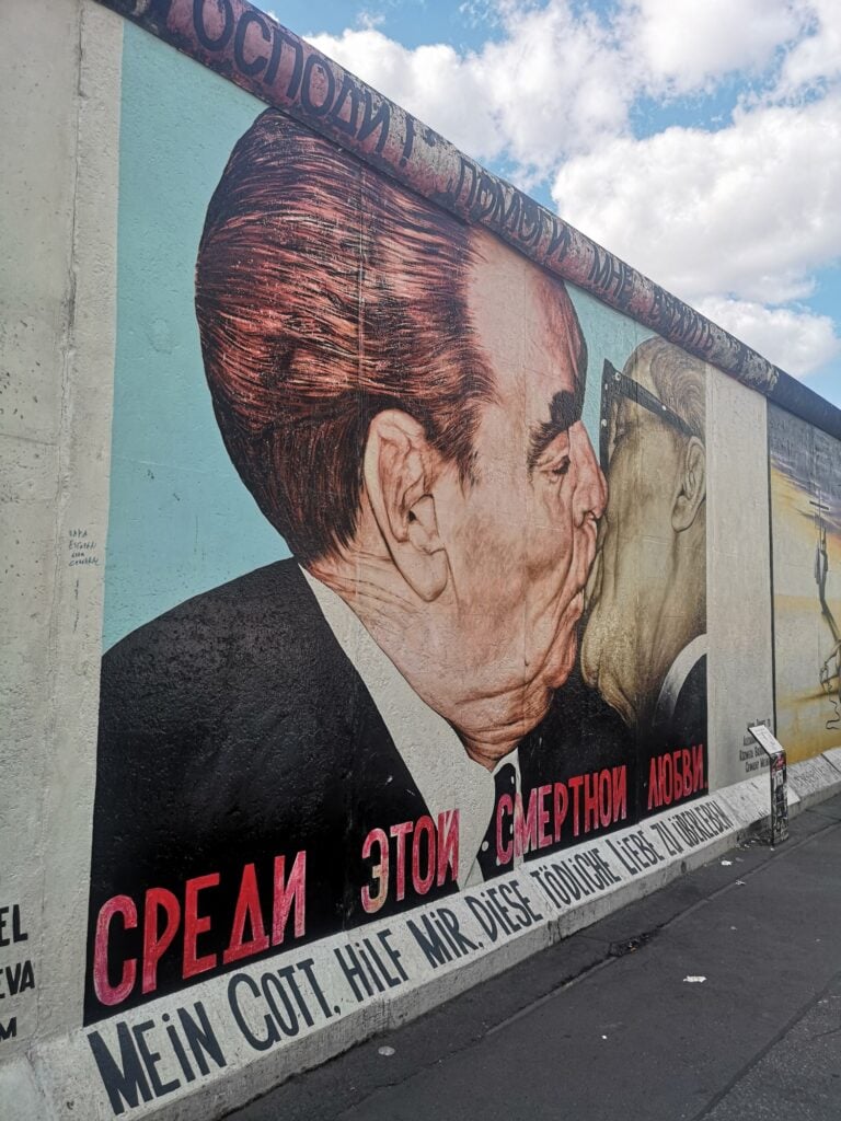 East Side Gallery - najsłynniejszy mural Breżniew i Honecker