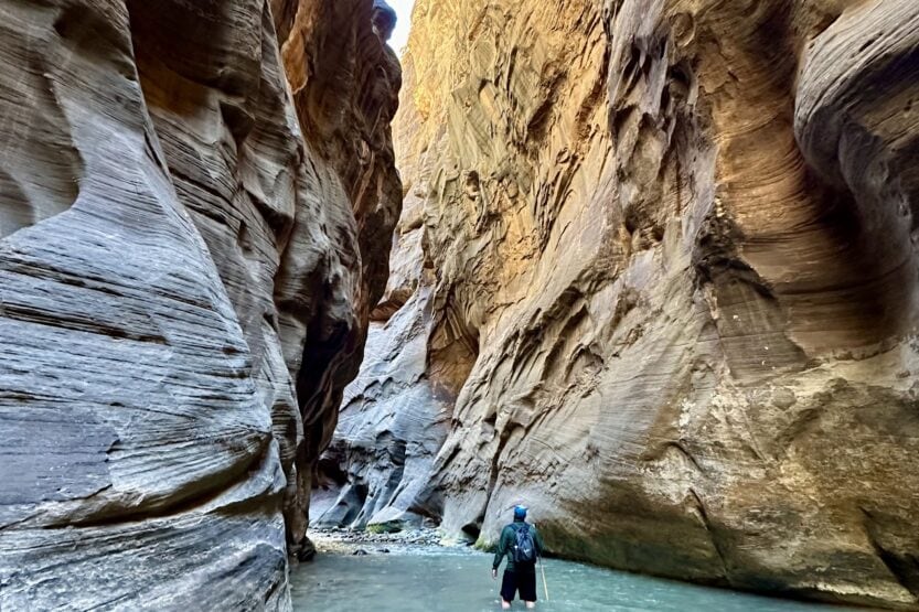 Wędrówka rzeką między ścianami kanionu. The Narrows w Zion National Park to szlak, którego nie zapomnimy 11